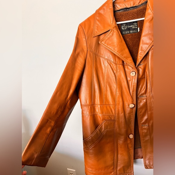 Is a light brown the leather shop sears jacket. 40 Regular - Picture 4 of 5